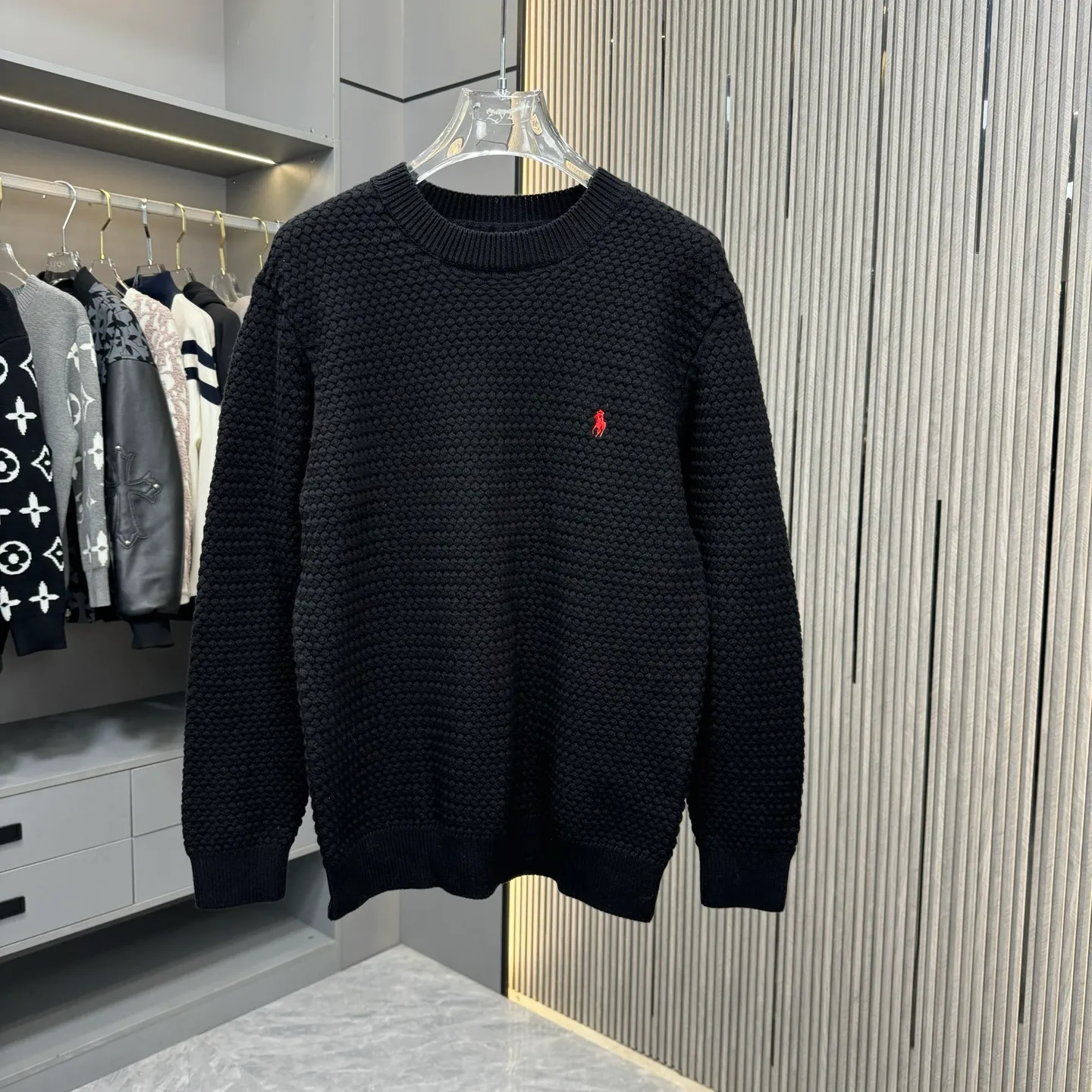 🅿️310 Ralph Lauren 25FW crew neck sweater. The fabric is made of top-quality cashmere yarn. The new autumn and winter Oblique jacquard knitted cashmere sweater adopts a double-sided wearable design and is made of high-quality cashmere material. After fine weaving process, it presents a soft and comfortable touch and excellent thermal insulation performance. The iconic Oblique jacquard pattern is perfectly presented through precision knitting technology. It can be worn on both sides, showing different style charms. The round neck design is simple and elegant, suitable for various matching occasions. Exquisite knitting technology ensures that the clothes are not easily deformed and remain crisp and long-lasting. The double-sided design concept reflects LV's perfect balance of practicality and fashion. Each sweater undergoes strict quality inspection to ensure that the quality meets the brand's consistently high standards. This knitted item combines warmth and style, making it an exquisite addition to your autumn and winter wardrobe. Size:S/M/L/XL